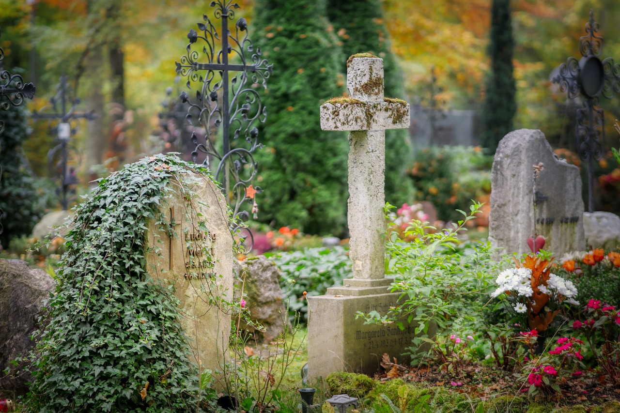 Friedhof Grabsteine Kreuz Frühjahrsputz für eine Grabstätte – Pflegen, Gedenken, Erneuern