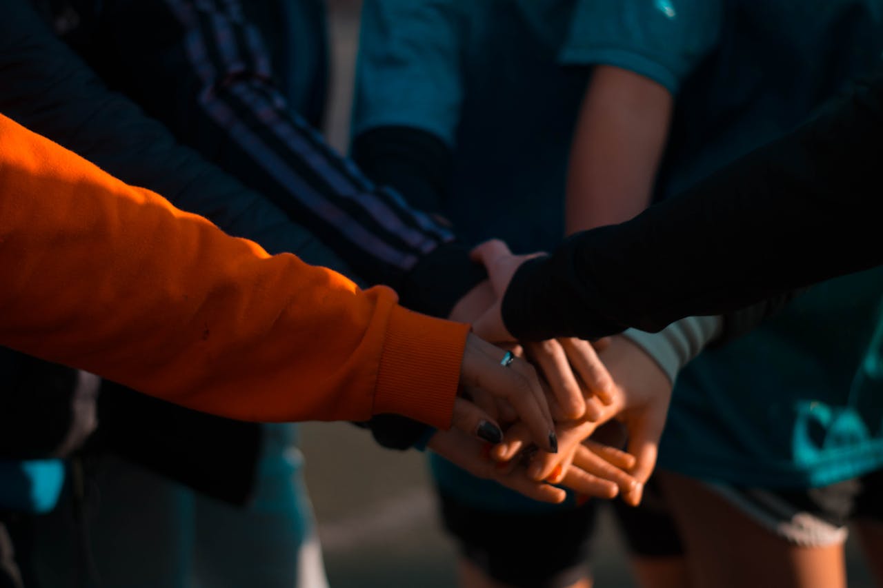 Menschen diverse Kulturen Teamwork Hände aufeinander Zusammenhalt in der Gesellschaft stärken – Warum wir einander brauchen
