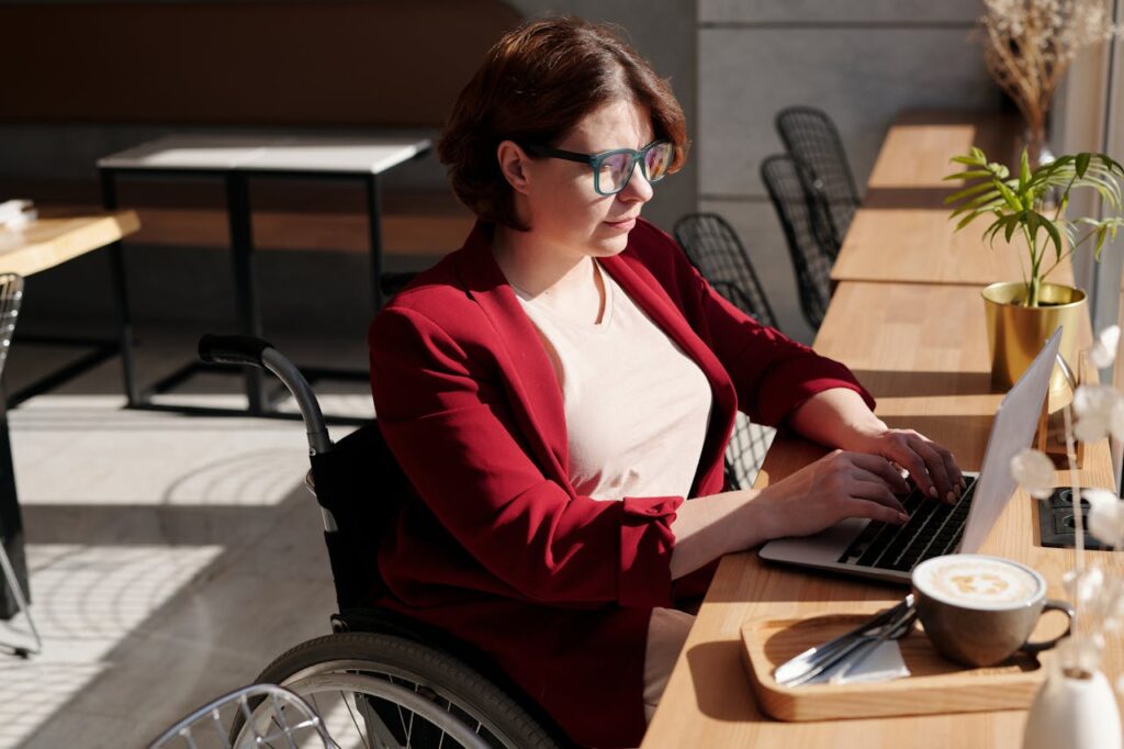 Frau im Rollstuhl am Arbeitsplatz Inklusion – Definition, Beispiele und Bedeutung für unsere Gesellschaft