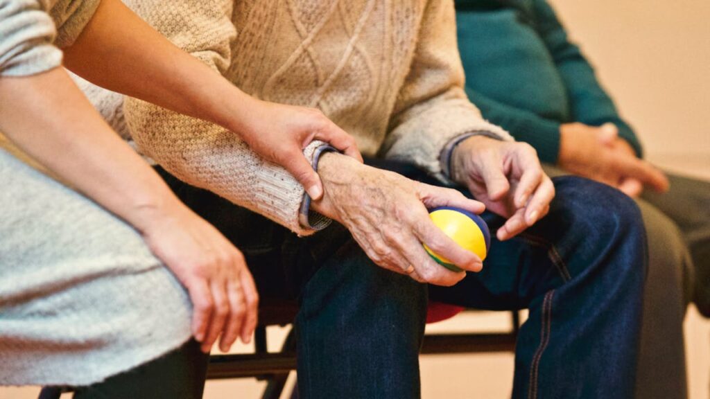 Senioren Pflegerin Pflege von Patienten mit Demenz und Alzheimer