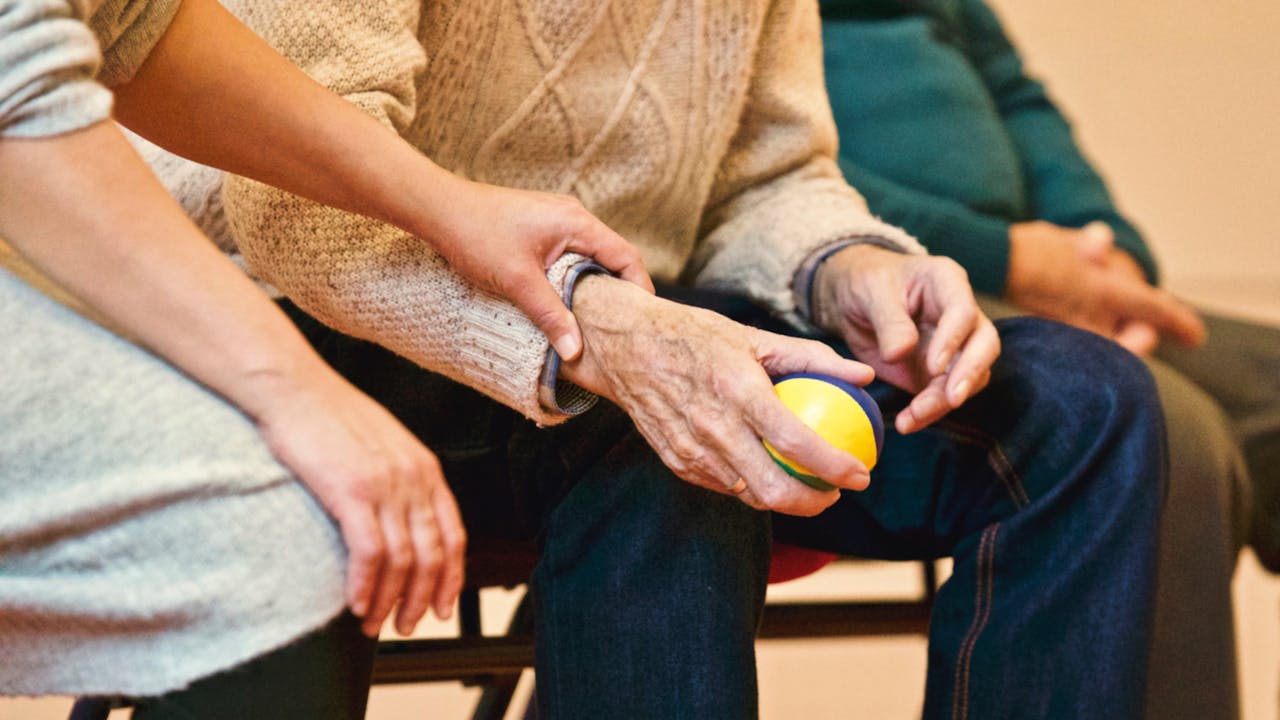 Senioren Pflegerin Pflege von Patienten mit Demenz und Alzheimer