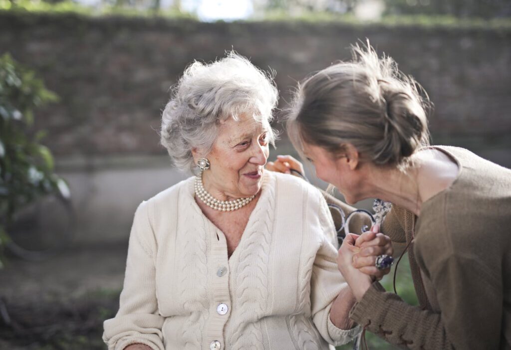 Frau hilft älterer Frau Soziales Engagement – Definition Was ist das