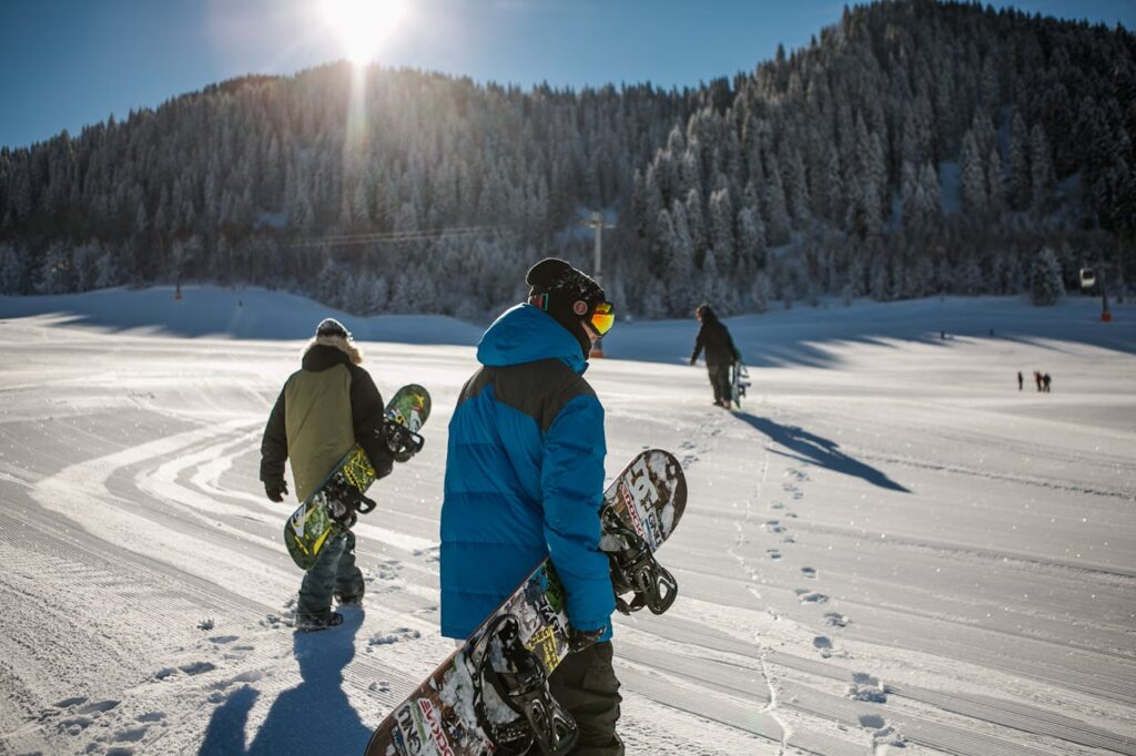 Snowboard Ski Sonne Gruppe Wie Skifahren zum sozialen Erlebnis wird