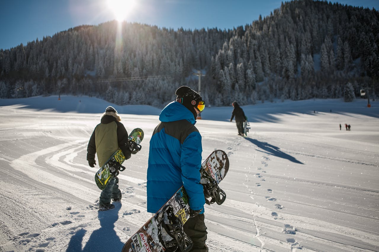 Snowboard Ski Sonne Gruppe Wie Skifahren zum sozialen Erlebnis wird