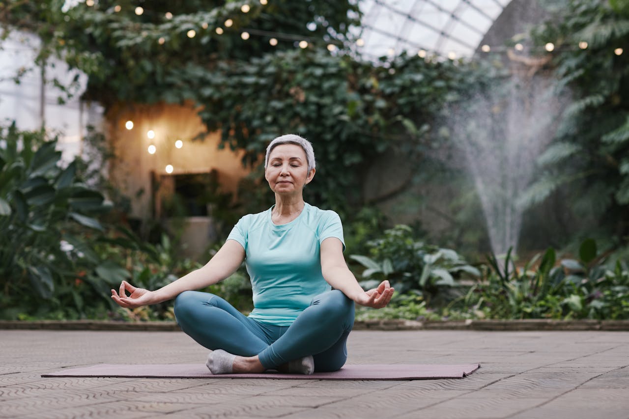 Frau Fitness Oma Meditation Yoga