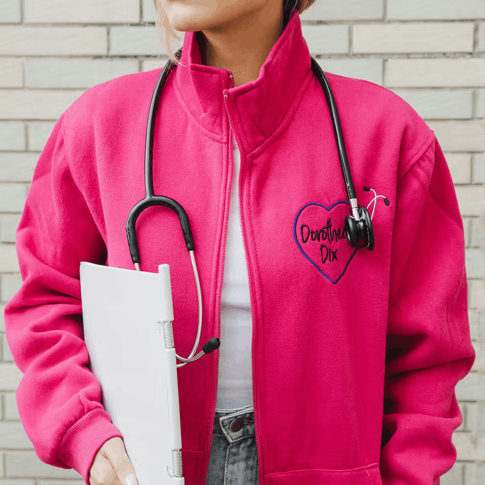 Gemütliche Krankenschwester Jacke mit Stickerei und Namen für die